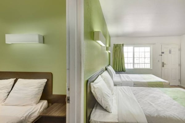 Foto van 2 tweepersoonsbedden (queensize) | Niet-roken, koelkast (Micfridge) - BedRoom