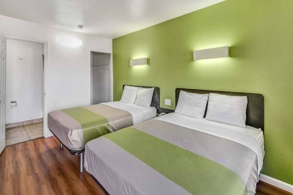 Foto van 2 tweepersoonsbedden (queensize) | Niet-roken, koelkast (Micfridge) - BedRoom