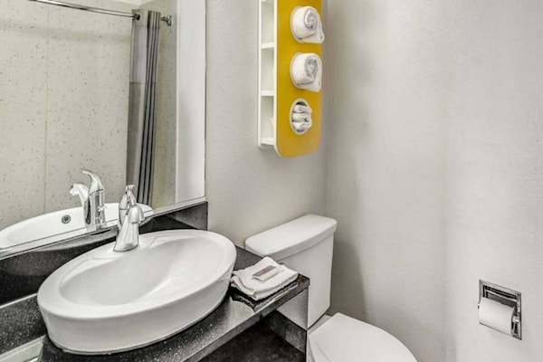 Foto van 1 kingsize bed | Rookvrij, koelkast - Vakantiehuis in Visalia - BathRoom