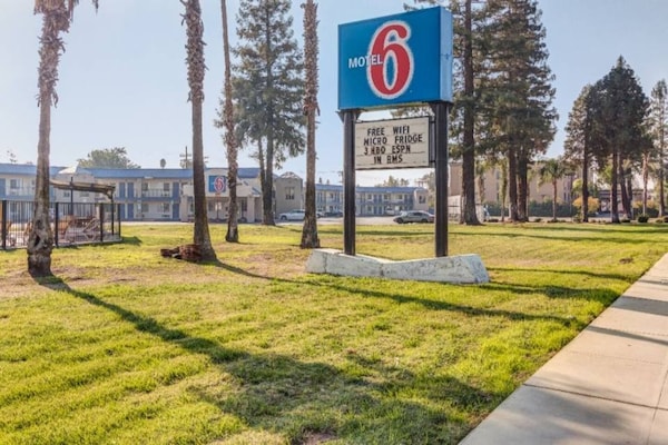 Foto van 1 kingsize bed | Rookvrij, koelkast - Vakantiehuis in Visalia - Facilities