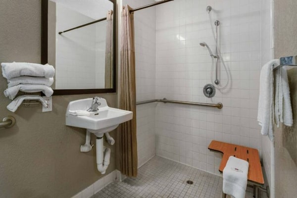 Foto van 1 Queensize Bed | Ns | Micfridge - Vakantiehuis in Merced - BathRoom
