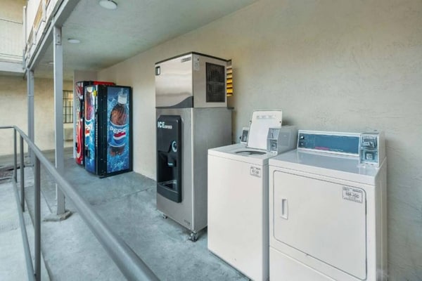 Foto van 1 Queensize Bed | Ns | Micfridge - Vakantiehuis in Merced - Facilities