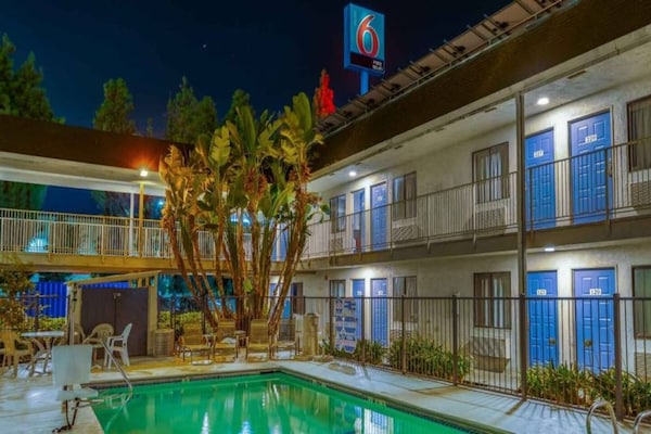 Foto van 1 Queensize Bed | Ns | Micfridge - Vakantiehuis in Merced - Pool