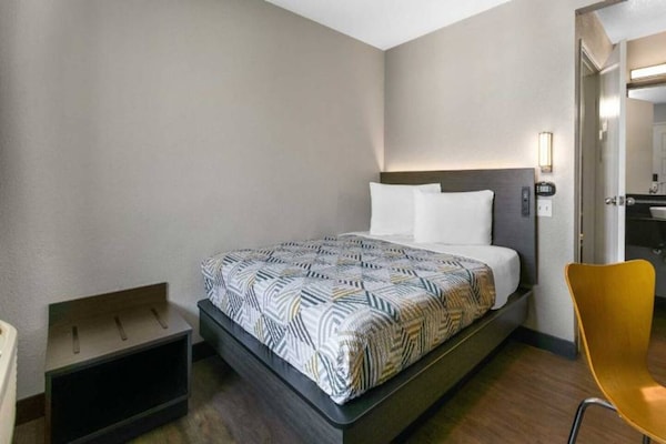 Foto van 1 Queensize Bed | Ns | Micfridge - Vakantiehuis in Merced - BedRoom