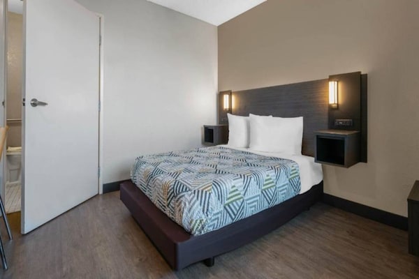 Foto van 1 Queensize Bed | Ns | Micfridge - Vakantiehuis in Merced - BedRoom