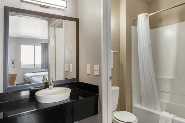 Foto van 2 Volledige Bedden | Ns | Micfridge - Vakantiehuis in Merced - BathRoom