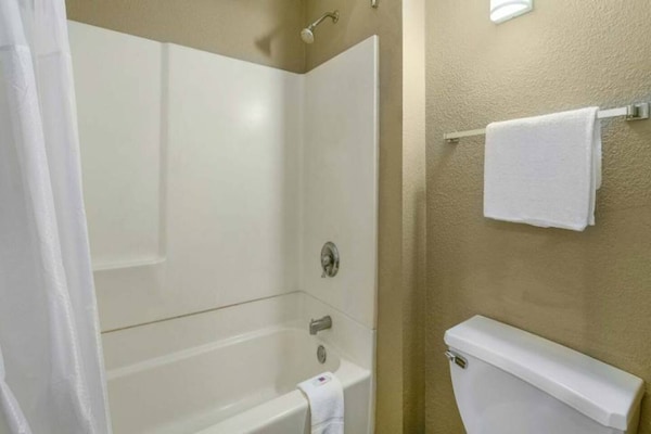 Foto van 2 Volledige Bedden | Ns | Micfridge - Vakantiehuis in Merced - BathRoom
