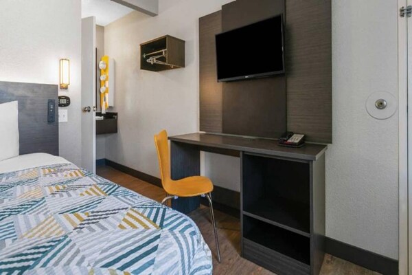 Foto van 1 tweepersoonsbed | Rolstoeltoegankelijk bad (Nsmk), Koelkast - BedRoom