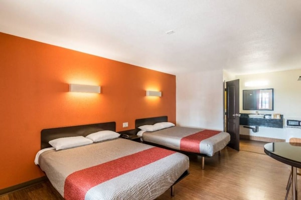 Foto van 2 tweepersoonsbedden | Micfridge - Vakantiehuis in Bell Gardens - BedRoom