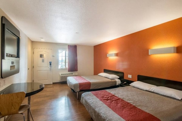 Foto van 2 tweepersoonsbedden | Micfridge - Vakantiehuis in Bell Gardens - BedRoom