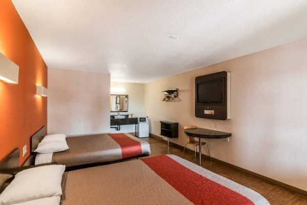 Foto van 2 tweepersoonsbedden | Micfridge - Vakantiehuis in Bell Gardens - BedRoom