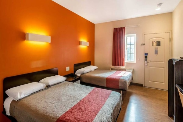 Foto van 2 tweepersoonsbedden | Micfridge - Vakantiehuis in Bell Gardens - BedRoom