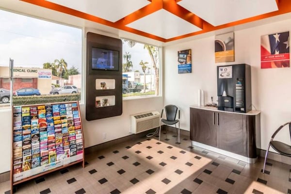 Foto van 2 tweepersoonsbedden | Micfridge - Vakantiehuis in Bell Gardens - FloorPlan
