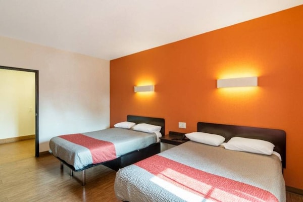 Foto van 2 tweepersoonsbedden | Micfridge - Vakantiehuis in Bell Gardens - BedRoom