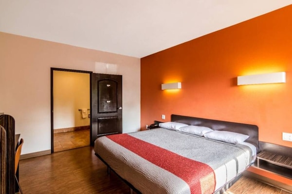 Foto van 1 kingsize bed | Rookvrij, koelkast - Vakantiehuis in Bell Gardens - Facilities