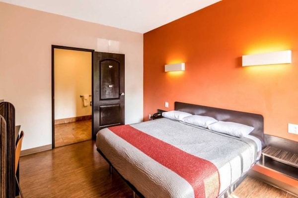 Foto van 1 kingsize bed | Rookvrij, koelkast - Vakantiehuis in Bell Gardens - BedRoom