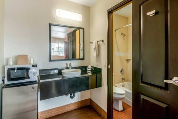 Foto van 1 kingsize bed | Rookvrij, koelkast - Vakantiehuis in Bell Gardens - BathRoom