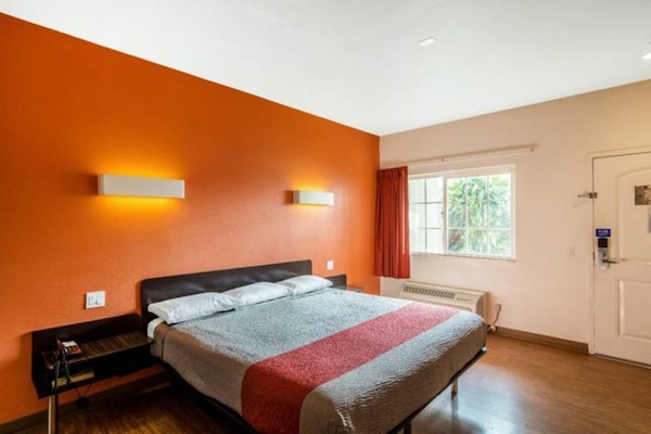 Foto van 1 kingsize bed | Roken toegestaan, koelkast aanwezig - Facilities