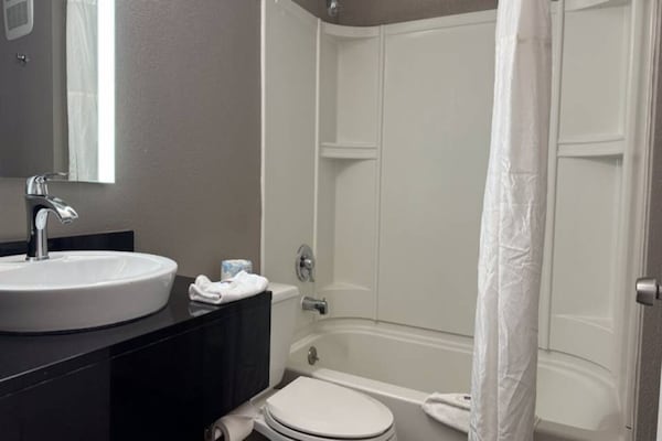 Foto van 1 kingsize bed | Toegankelijk voor mindervaliden | Douche | Nsmk - BathRoom
