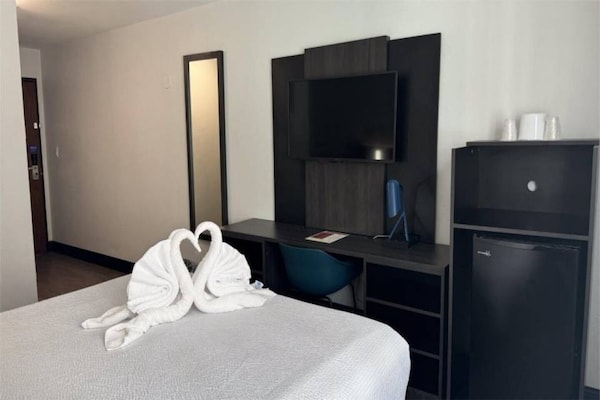 Foto van 1 kingsize bed | Toegankelijk voor mindervaliden | Douche | Nsmk - BedRoom