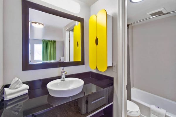 Foto van 1 kingsize bed | Roken toegestaan | Victorville - Vakantiehuis in VICTORVILLE - BathRoom
