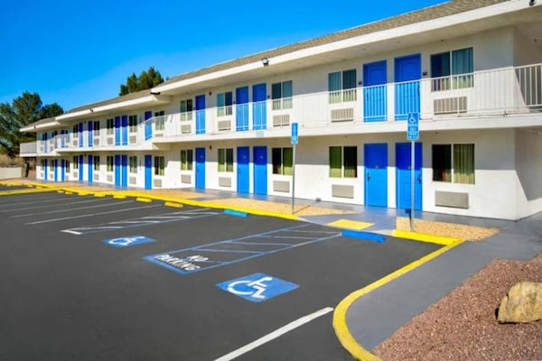 Foto van 1 kingsize bed | Roken toegestaan | Victorville - Vakantiehuis in VICTORVILLE - ExteriorSummer
