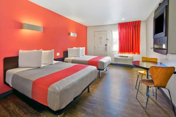 Foto van 2 tweepersoonsbedden (queensize) | Rookvrij - Vakantiehuis in VICTORVILLE - BedRoom