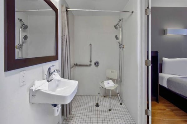 Foto van 2 Queensize Bedden | Roken - Vakantiehuis in VICTORVILLE - BathRoom