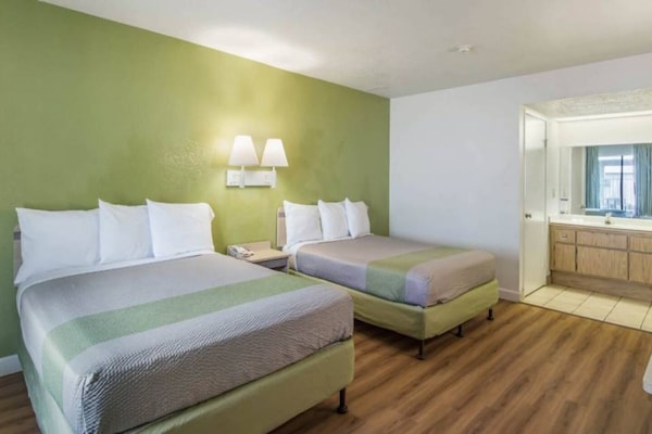 Foto van 2 tweepersoonsbedden (queensize) | Rookvrij - Vakantiehuis in HEMET - BedRoom