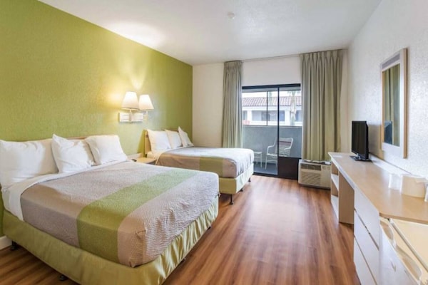 Foto van 2 tweepersoonsbedden (queensize) | Rookvrij - Vakantiehuis in HEMET - BedRoom