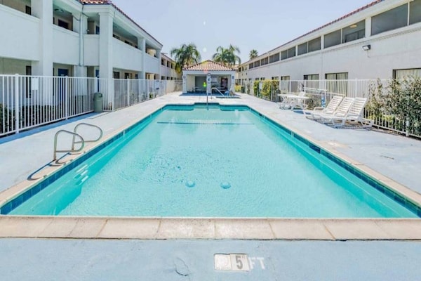 Foto van 2 tweepersoonsbedden (queensize) | Rookvrij - Vakantiehuis in HEMET - Pool