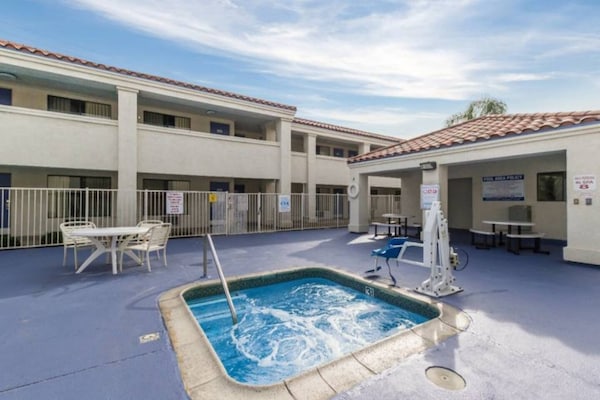 Foto van 2 Queensize Bedden | Roken - Vakantiehuis in HEMET - Pool