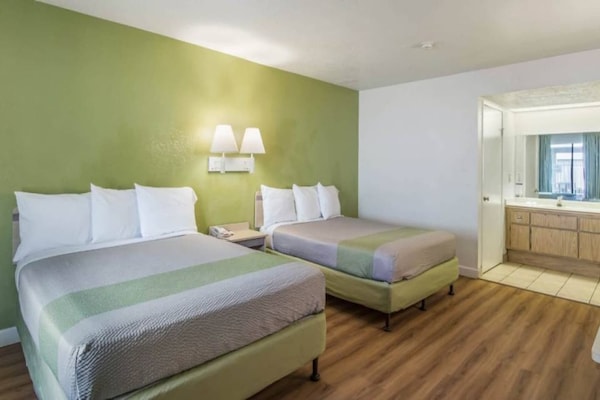 Foto van 2 Queensize Bedden | Roken | Balkon - Vakantiehuis in HEMET - BedRoom
