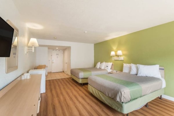 Foto van 2 Queensize Bedden | Roken | Balkon - Vakantiehuis in HEMET - BedRoom