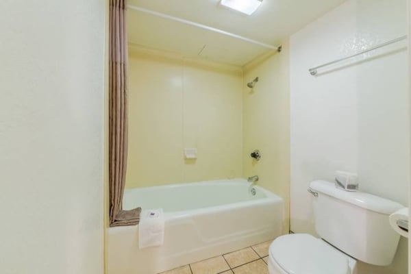 Foto van 2 Queensize Bedden | Ns | Balkon - Vakantiehuis in HEMET - BathRoom