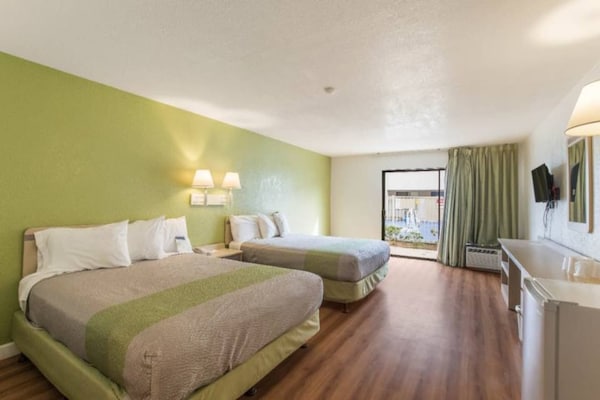 Foto van 2 Queensize Bedden | Ns | Balkon - Vakantiehuis in HEMET - BedRoom