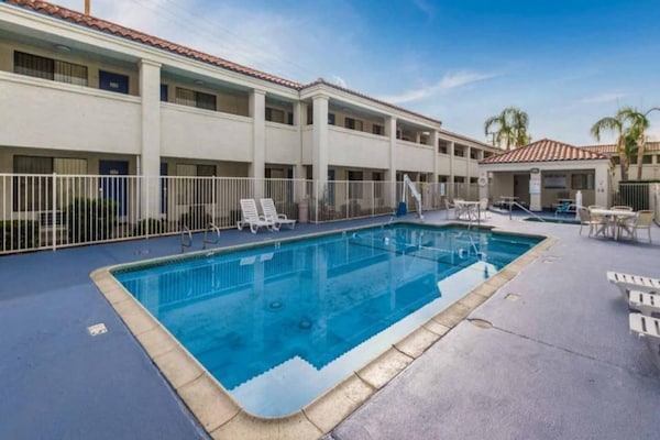 Foto van 2 Queensize Bedden | Ns | Balkon - Vakantiehuis in HEMET - Pool