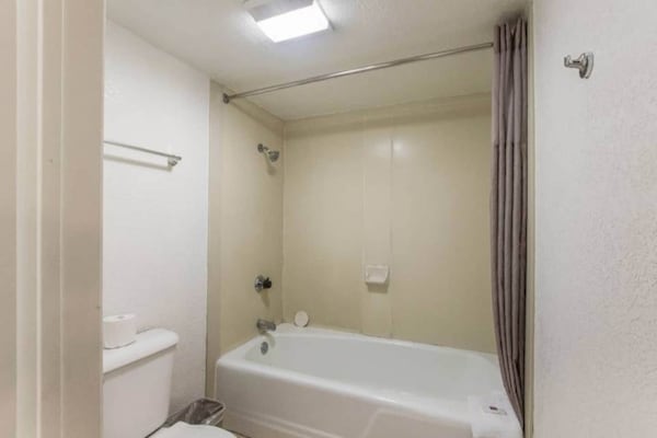 Foto van 1 tweepersoonsbed (queensize) | Roken mogelijk - Vakantiehuis in HEMET - BedRoom