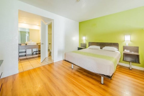 Foto van 1 tweepersoonsbed (queensize) | Roken mogelijk - Vakantiehuis in HEMET - BedRoom