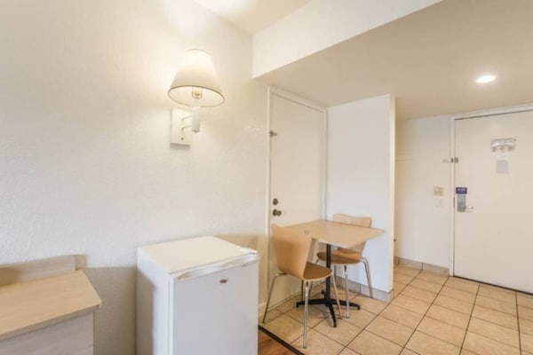 Foto van 1 tweepersoonsbed (queensize) | Rookvrij - Vakantiehuis in HEMET - BedRoom