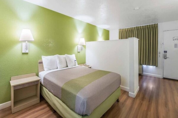 Foto van 1 tweepersoonsbed (queensize) | Rookvrij - Vakantiehuis in HEMET - BedRoom