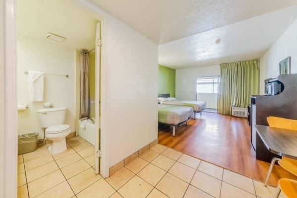 Foto van 1 tweepersoonsbed (queensize) | Rookvrij - Vakantiehuis in HEMET - BedRoom
