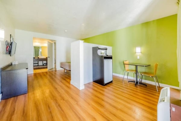 Foto van 1 tweepersoonsbed (queensize) | Rookvrij - Vakantiehuis in HEMET - Facilities