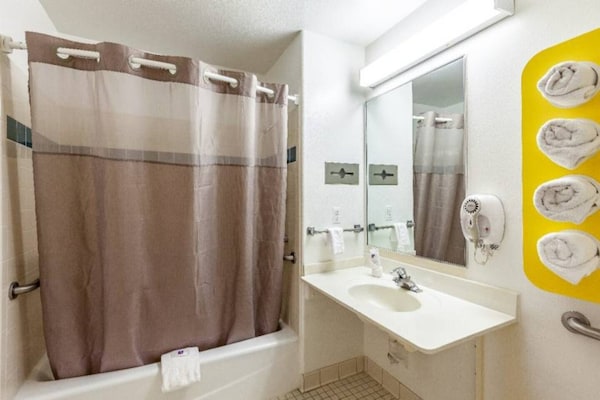 Foto van 2 tweepersoonsbedden (queensize) | Rookvrij - Vakantiehuis in Stockton - Facilities