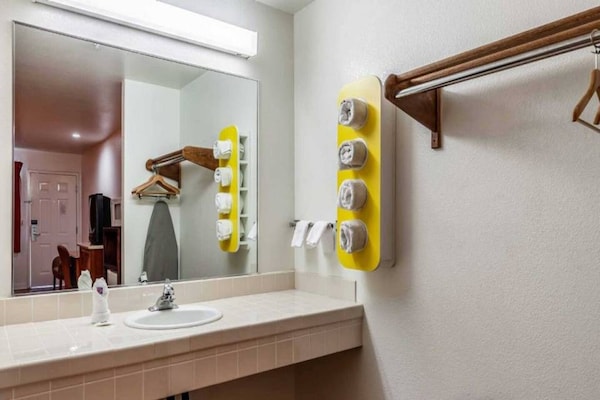 Foto van 2 Queensize Bedden | Roken - Vakantiehuis in Stockton - BathRoom