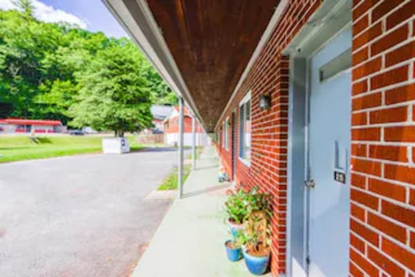 Foto van Beaver WV | Queensize bed | Rookvrij - Vakantiehuis in Beaver WV - ExteriorSummer