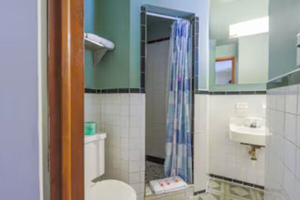 Foto van Beaver WV | Queensize bed | Rookvrij - Vakantiehuis in Beaver WV - BathRoom
