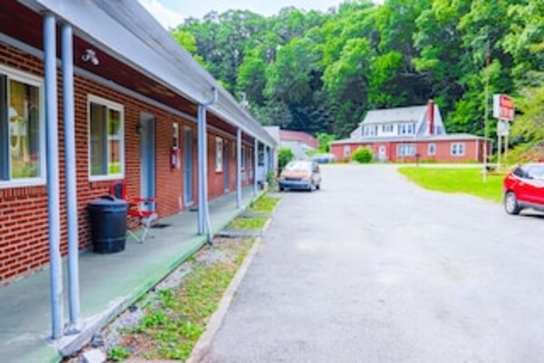 Foto van Beaver WV | Queensize bed | Rookvrij - Vakantiehuis in Beaver WV - parking