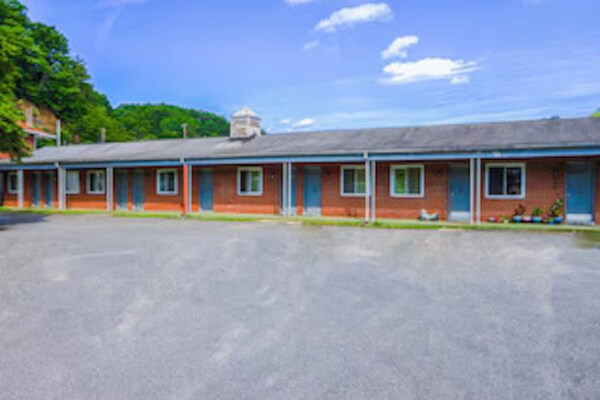 Foto van Beaver WV | Queensize bed | Rookvrij - Vakantiehuis in Beaver WV - parking