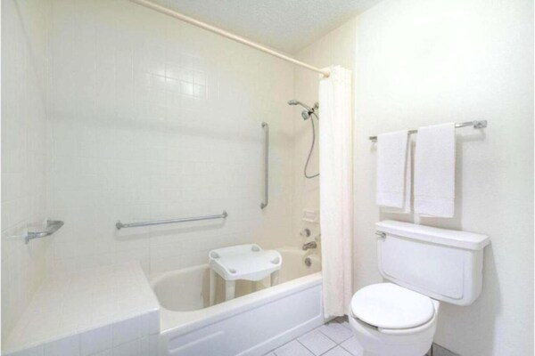 Foto van Tweepersoonsbed | Roken mogelijk | Lawton OK - Vakantiehuis in Lawton OK - BathRoom